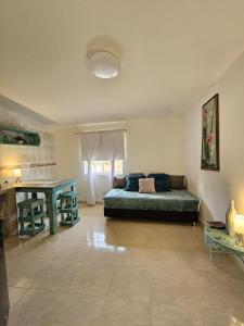 un soggiorno con letto e tavolo di Apartahotel Santori Cartagena a Cartagena de Indias