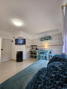 una camera con letto, tavolo e TV di Apartahotel Santori Cartagena a Cartagena de Indias