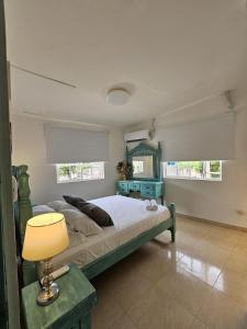 una camera con letto e tavolo con lampada di Apartahotel Santori Cartagena a Cartagena de Indias