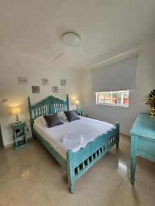 una camera con un grande letto e un tavolo di Apartahotel Santori Cartagena a Cartagena de Indias
