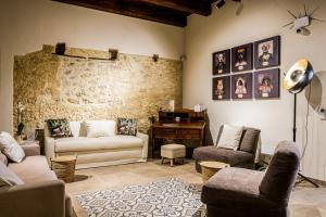 Residenza Mistral في ريندي: غرفة معيشة مع أريكة وكراسي وبيانو