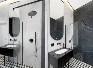 uma casa de banho com 2 lavatórios e um chuveiro em Wawel Boutique Residence - Krakow Old Town em Cracóvia