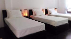 מיטה או מיטות בחדר ב-Lakmini Lodge Sigiriya