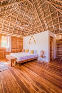 1 dormitorio con cama y techo de madera en Still Salty Escape en El Viejo