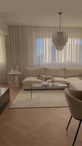 uma sala de estar com um sofá e uma mesa em gaydi em Gori