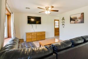 sala de estar con sofá de cuero y mesa en Harrisonburg Family Home with Deck, 4 Mi to Downtown en Harrisonburg