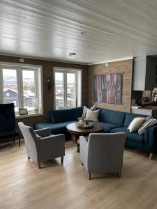 a living room with a blue couch and a table at Fjellhytte på Hovden in Hovden