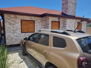a car parked in front of a house at Chalés Bella in Monte Verde