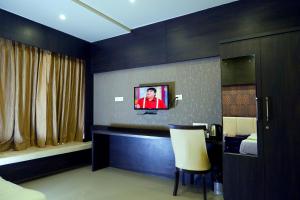 TV a/nebo společenská místnost v ubytování Hotel Sai Vijay