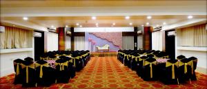 una habitación con un montón de sillas en un pasillo en Hotel Sai Vijay, en Nashik