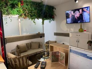 Televiisor ja/või meelelahutuskeskus majutusasutuses four generation hotel