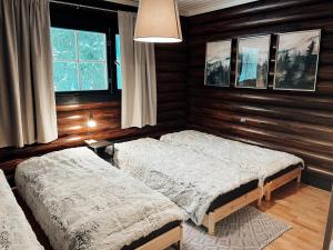 Un pat sau paturi într-o cameră la Secret Lapland - Luxury Villa Vieda with Hot Tub