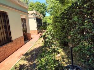 een tuin voor een huis bij Casa Mis Viejos in Potrero de los Funes