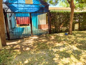 een poort in een tuin met een boom bij Casa Mis Viejos in Potrero de los Funes