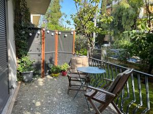 een patio met 2 stoelen en een tafel op een balkon bij Small Gem Studio Athens, next to metro nomismatokopeio in Athene