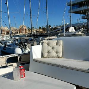 una silla sentada en la parte trasera de un barco en Ciudad y playa desde un barco., en Valencia