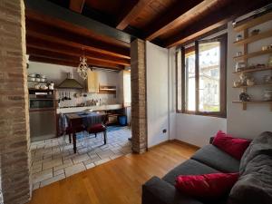 - un salon avec un canapé et une table dans l'établissement Casa sull'Adige, à Vérone