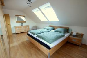 Tempat tidur dalam kamar di Ferienwohnung zur Bugspitze