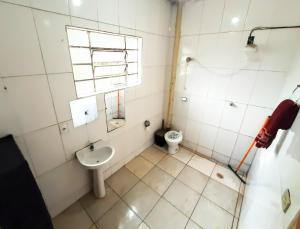 サンパウロにあるSétimo Hostel 7のトイレと洗面台のある小さなバスルーム