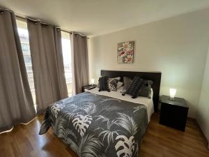 a bedroom with a bed and a large window at Amoblados ChileRent Sto domingo in Santiago