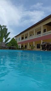 a large swimming pool in front of a hotel at Condomínio Golden Goes in Porto Seguro