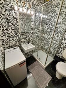 W łazience znajduje się prysznic, toaleta i umywalka. w obiekcie Flat near BTC city - free parking w Lublanie