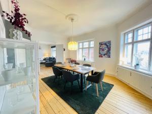 aday - Enchanting 2 bedroom apartment in the heart of Aalborg 레스토랑 또는 맛집