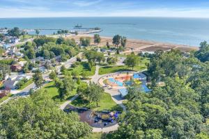 z góry widok na park z parkiem wodnym w obiekcie Park Bungalow - Seacliff Beach Suites w mieście Leamington