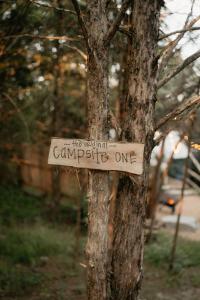 The Original Campsite on 53 acres, Branson, MO في برانسون: علامة على جانب شجرة