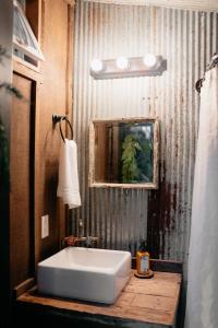 uma casa de banho com um lavatório branco e um espelho. em The Original Campsite on 53 acres, Branson, MO em Branson