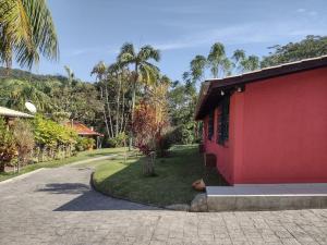 Taman di luar Casa em meio a natureza e próxima a praia
