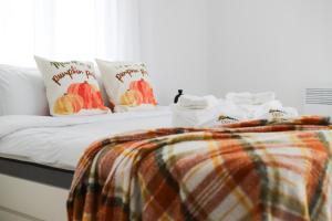 Vrh Apartman في ديفشيبار: سرير عليه بطانيه ومخدات