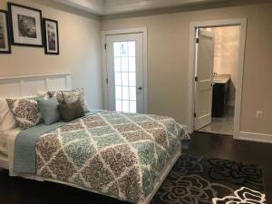 a bedroom with a bed and a door to a bathroom at Entire Extra Large Luxury 3 Bedrooms Condo in Washington