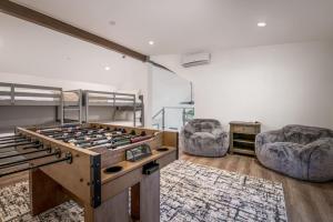 Χώρος καθιστικού στο Entire Villa in Sierra Mountains +57 φωτογραφίες
