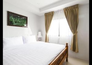 Kama o mga kama sa kuwarto sa Patong Dynasty Royal Hotel