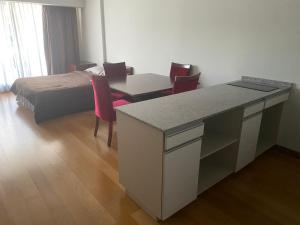 1 dormitorio con cama, escritorio, mesa y sillas en Park Plaza Recoleta en Buenos Aires