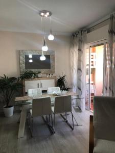 a dining table and chairs in a living room at Apartamento Parquesol in Antequera