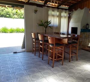 a dining room with a table and chairs at quarto 03 triplo econômico bwc exclusivo corredor in Penha