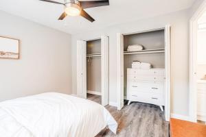 a bedroom with a white bed and a ceiling fan at Cozy, Central 1B Apt Close to UC Hospitals, DT in Bellevue