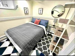 sypialnia z łóżkiem i lustrem na ścianie w obiekcie 5-A Diamond in Yonkers w mieście Yonkers