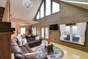 Posezení v ubytování Elegant Newport Cabin with Porch and Lake Access