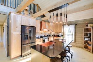 Kjøkken eller kjøkkenkrok på Elegant Newport Cabin with Porch and Lake Access