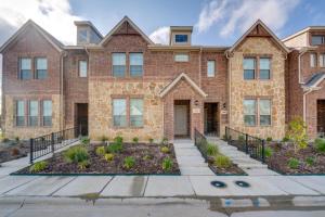 メスキートにあるChic Mesquite Townhome about 11 Mi to Downtown Dallas!の中庭付きのレンガ造りのアパートメントです。