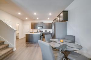 メスキートにあるChic Mesquite Townhome about 11 Mi to Downtown Dallas!のキッチン、ダイニングルーム(テーブル、椅子付)