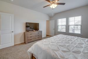 a bedroom with a bed and a ceiling fan at Chic Mesquite Townhome about 11 Mi to Downtown Dallas! in Mesquite