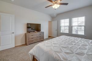 En eller flere senger på et rom på Chic Mesquite Townhome about 11 Mi to Downtown Dallas!