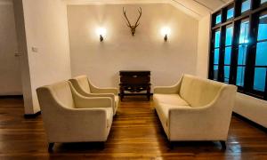 Posezení v ubytování Kobbekaduwa Bungalow