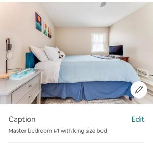 Schlafzimmer mit einem Kingsize-Bett und einem Schreibtisch in der Unterkunft Entire House with Four Bedrooms, close to Downtown Minneapolis, UofM, Bank Stadium, in Minneapolis