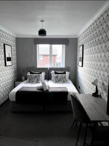 een slaapkamer met een groot bed en een raam bij 5 Min Away From City Centre in Manchester