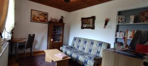 een woonkamer met een bank en een tafel bij Gite 3 Frontières in Hagenthal-le-Bas